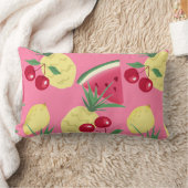 ピンク色の背景にジューシーな果実。 ランバークッション (ブランケット)