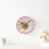 ピンク色の背景に大きな白デイジー ラウンド壁時計 (ホーム)