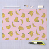 ピンク色の背景に手書きのかわいいバナナ柄 薄葉紙 (クラフト)