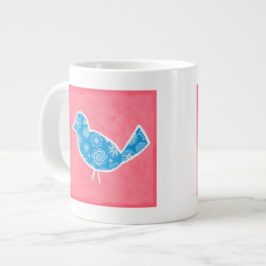 ピンク色の背景に模様が入った装飾鳥 ジャンボコーヒーマグカップ (正面左)