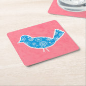 ピンク色の背景に模様が入った装飾鳥 スクエアペーパーコースター (アングル)