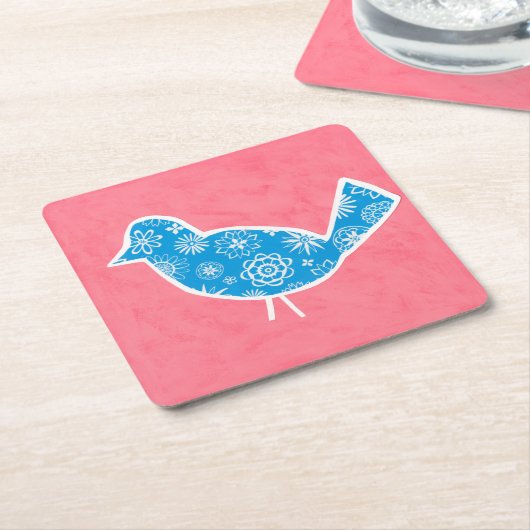 ピンク色の背景に模様が入った装飾鳥 スクエアペーパーコースター (アングル)