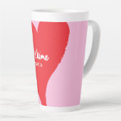 ピンク色の背景にje'aime-文字を持つ赤いハート カフェラテマグ (右アングル)