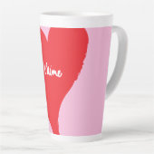 ピンク色の背景にje'aime-文字を持つ赤いハート カフェラテマグ (右アングル)