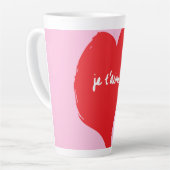 ピンク色の背景にje'aime-文字を持つ赤いハート カフェラテマグ (左アングル)