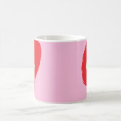 ピンク色の背景にje'aime-文字を持つ赤いハート コーヒーマグカップ (中央)