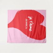 ピンク色の背景にje'aime-文字を持つ赤いハート タペストリー (正面(横))