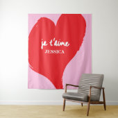 ピンク色の背景にje'aime-文字を持つ赤いハート タペストリー (インサイチュ)