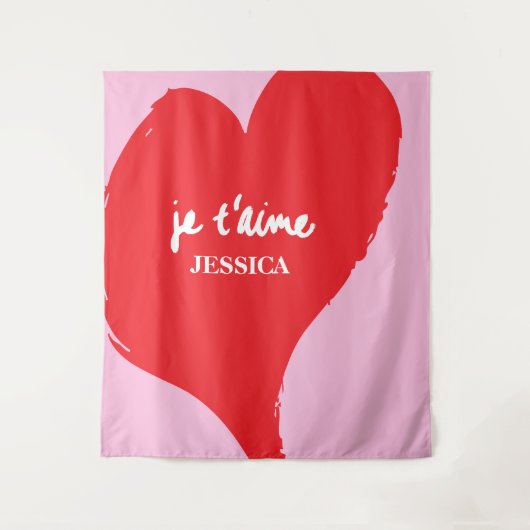 ピンク色の背景にje'aime-文字を持つ赤いハート タペストリー (正面)
