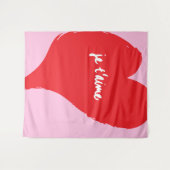 ピンク色の背景にje'aime-文字を持つ赤いハート タペストリー (正面(横))