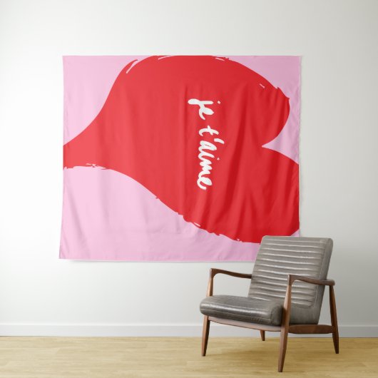 ピンク色の背景にje'aime-文字を持つ赤いハート タペストリー (インサイチュ(横))