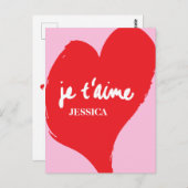 ピンク色の背景にje'aime-文字を持つ赤いハート ポストカード (正面/裏面)