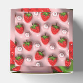 ピンク色の背景のイチゴ フェイバーボックス (上部)