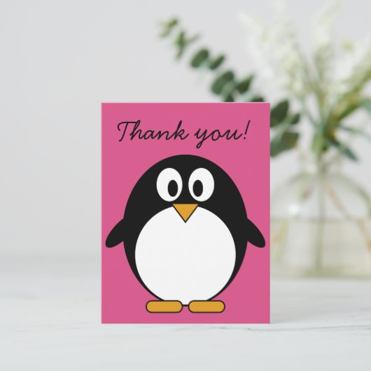 ピンク色の背景を持つ可愛いマンガペンギン ポストカード (スタンド正面)