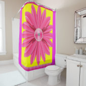 ピンク色の花が母を黄色に染める シャワーカーテン (インサイチュ)