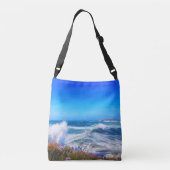 ピンク色の花が花壇を覆う巨大な波 クロスボディバッグ (裏面)