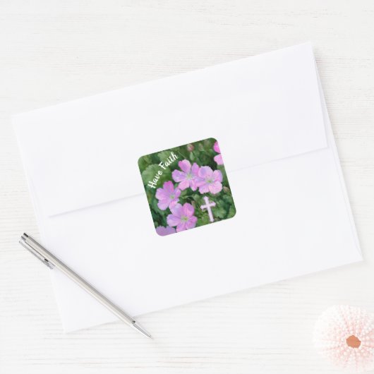 ピンク色の花とクロスに信仰のシール スクエアシール (封筒)