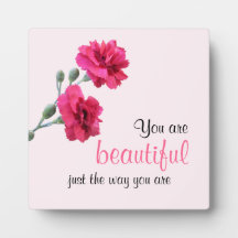 ピンク色の花と同じように美しい