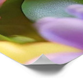 ピンク色の花に座る愛らしいテントウムシ ポスター (角)