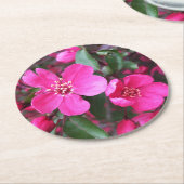 ピンク色の花のクラベリン ラウンドペーパーコースター (アングル)