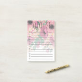 ピンク色の花のフローラリストまたは食料品店リストを行う ポストイット (デスク上)