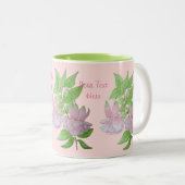 ピンク色の花の房と葉のかわいらしフローラ ツートーンマグカップ (正面右)