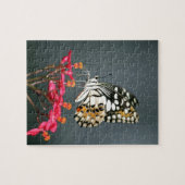 ピンク色の花の白い黒と黄色の蝶 ジグソーパズル (横)