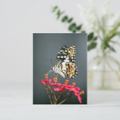 ピンク色の花の白い黒と黄色の蝶 ポストカード (スタンド正面)