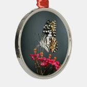 ピンク色の花の白い黒と黄色の蝶 メタルオーナメント (右)