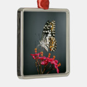 ピンク色の花の白い黒と黄色の蝶 メタルオーナメント (右)