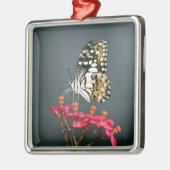 ピンク色の花の白い黒と黄色の蝶 メタルオーナメント (左)