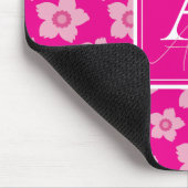 ピンク色の花の背景モノグラム マウスパッド (コーナー)