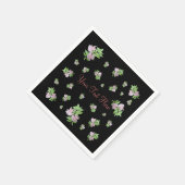 ピンク色の花をかわいらし持つ黒い背景 スタンダードカクテルナプキン (角)