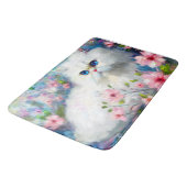 ピンク色の花を咲かせた白いペルシャの猫ネコの瞳 バスマット (アングル)