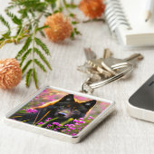 ピンク色の花を咲かせた黒いオオカミ キーホルダー (側面)