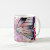 ピンク色の花を持つ夢のような蝶 コーヒーマグカップ (正面右)