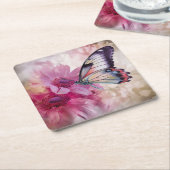 ピンク色の花を持つ夢のような蝶 スクエアペーパーコースター (アングル)