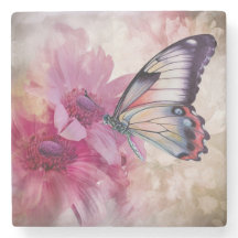 ピンク色の花を持つ夢のような蝶