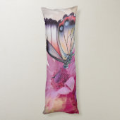 ピンク色の花を持つ夢のような蝶 ボディピロー (裏面 (縦))