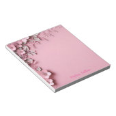 ピンク色の花を背景に飾る ノートパッド (アングル)