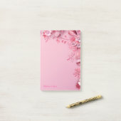 ピンク色の花を背景に飾る ポストイット (デスク上)
