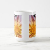 ピンク色の花、明るい黄色の中央 – マクロフォト コーヒーマグカップ (中央)