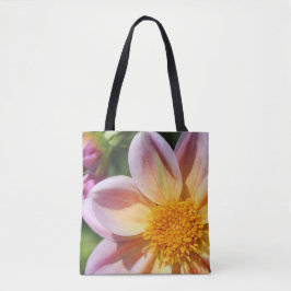 ピンク色の花、明るい黄色の中央 – マクロフォト トートバッグ