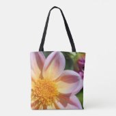 ピンク色の花、明るい黄色の中央 – マクロフォト トートバッグ (裏面)