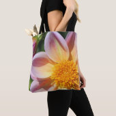 ピンク色の花、明るい黄色の中央 – マクロフォト トートバッグ (クローズアップ)