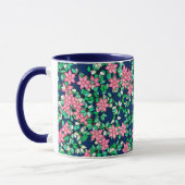 ピンク色の花、濃い青の背景 マグカップ (左)