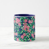 ピンク色の花、濃い青の背景 マグカップ (中央)