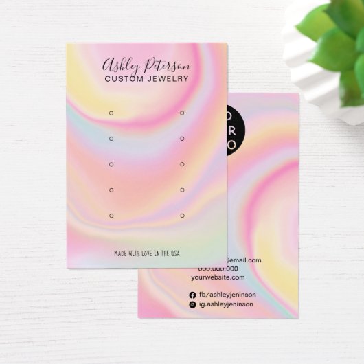 ピンク色の虹のユニコーン数々のスタッドイヤリング表示 (デスク)