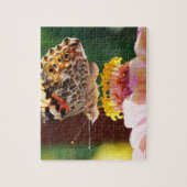 ピンク色の蝶の花の上に《植物》百日草 ジグソーパズル (縦)