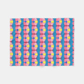 ピンク色の蝶オンブルー フリースブランケット (正面(横))